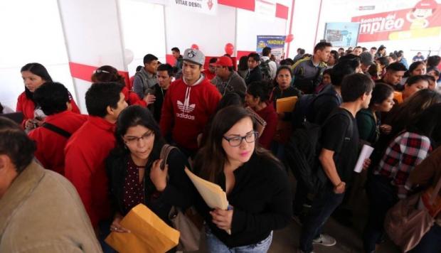 Con la presencia de la Ministra de Trabajo, Elizabeth Cáceres y del alcalde distrital, Raúl Diaz, se inaugura Semana del empleo en Comas.