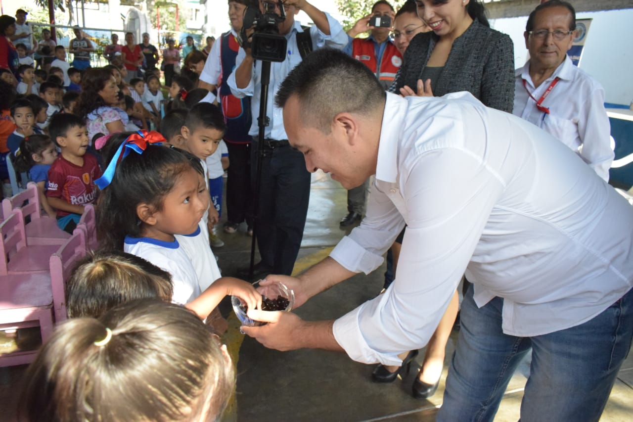 Para disminuir la anemia en Niños de Comas, entregan “Súper Gomitas” producto a base de aguaymanto y sangre de cuy.