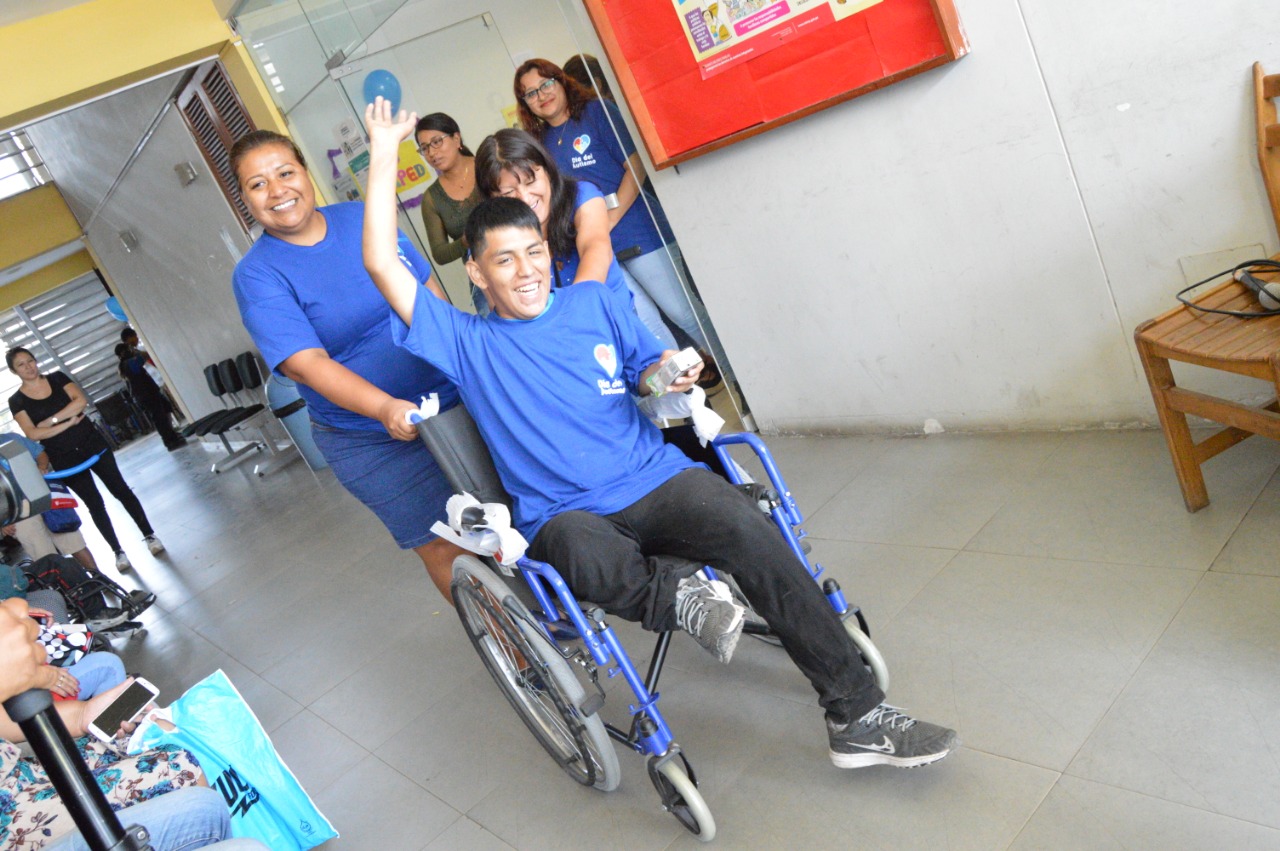 Emotivo momento se vivió con entrega de silla de ruedas a un joven con autismo y discapacidad física