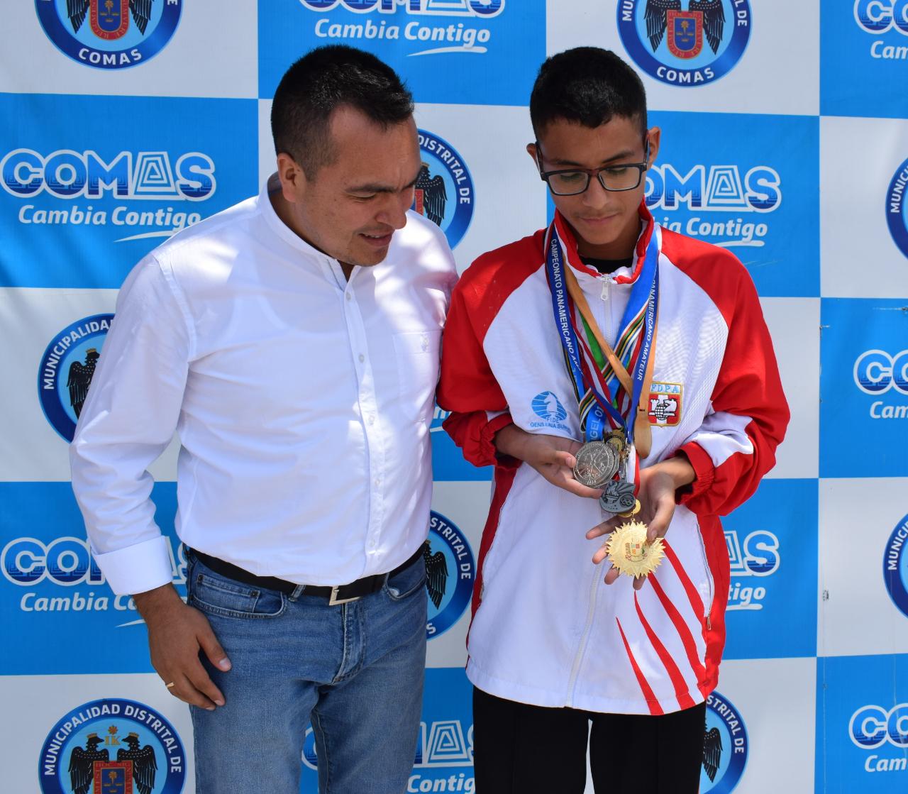 Alcalde de Comas otorga viáticos a sub campeón panamericano de ajedrez