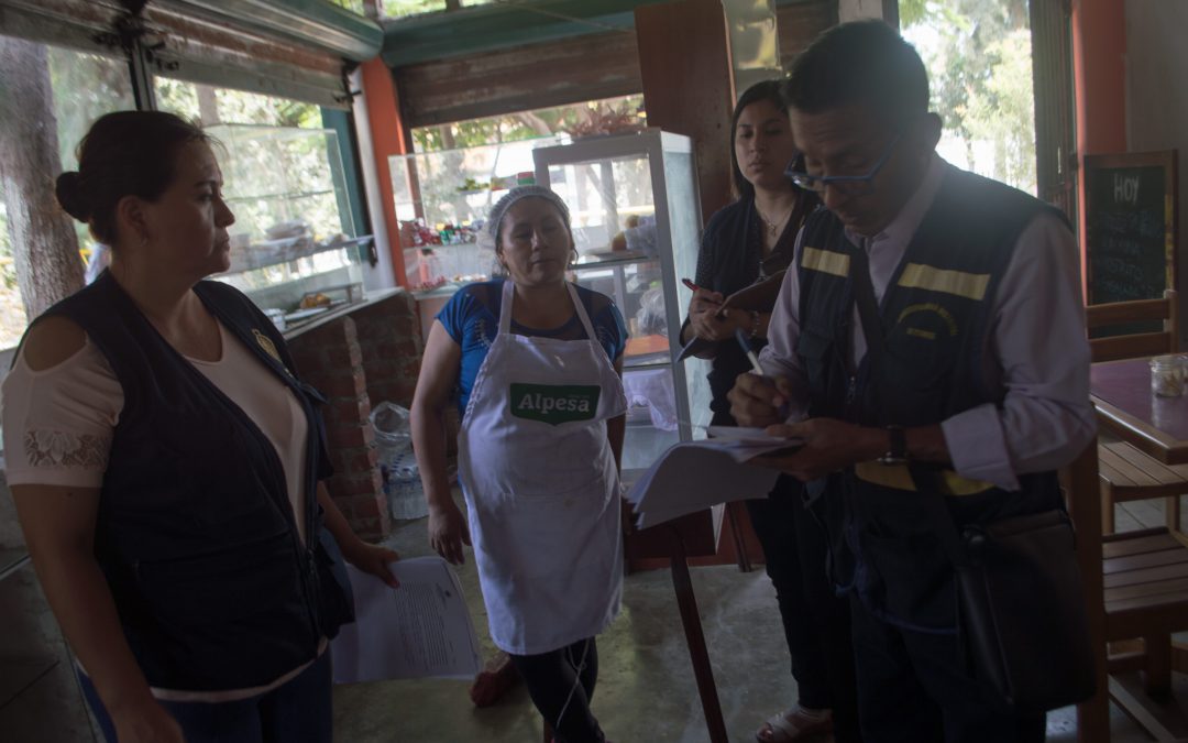 Para preservar salud de escolares, realizan inspección a quioscos de colegios en Comas