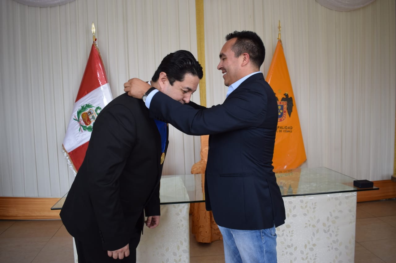 Condecoran a José Aliaga, peruano que marcó un hito en la historia de la política de Estados Unidos