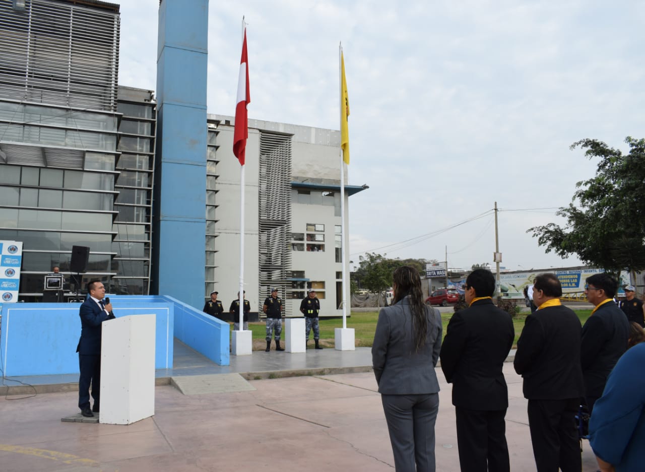 Izamiento del Pabellón Nacional y bandera Municipal en la explanada del Centro Cívico