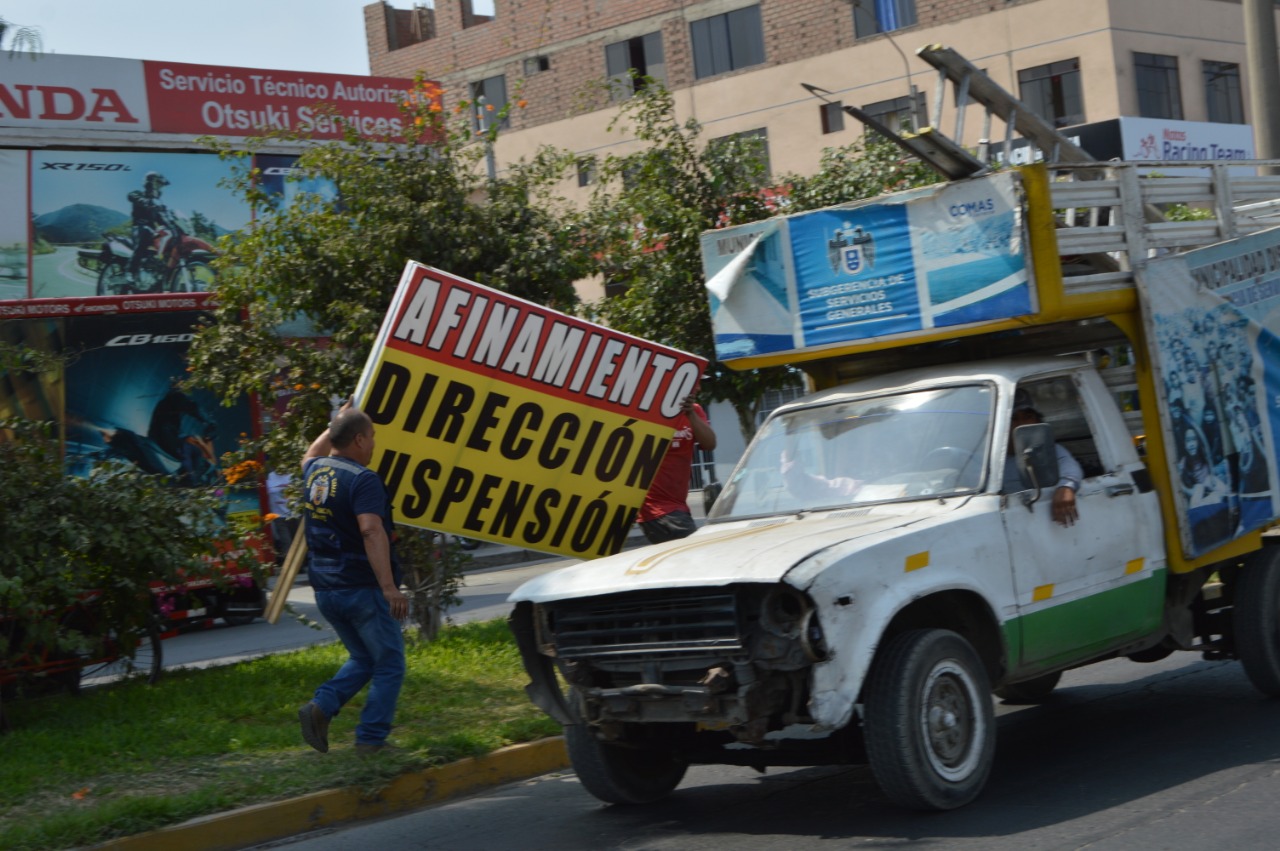 Retiran carteles publicitarios que exponen al peligro a transeúntes en Comas.