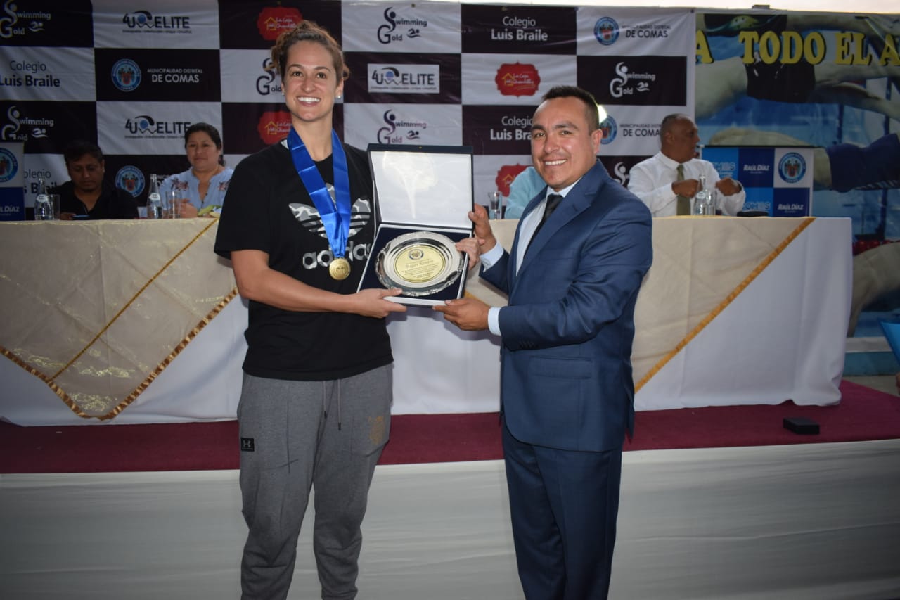 MUNICIPALIDAD DE COMAS CONDECORÓ A CAMPEONA MUNDIAL DE NATACIÓN ESTADOUNIDENSE, MEGAN ROMANO