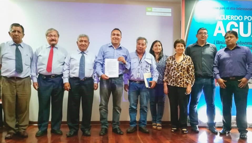 El acalde de Comas Raúl Díaz, firmó por nuestro distrito