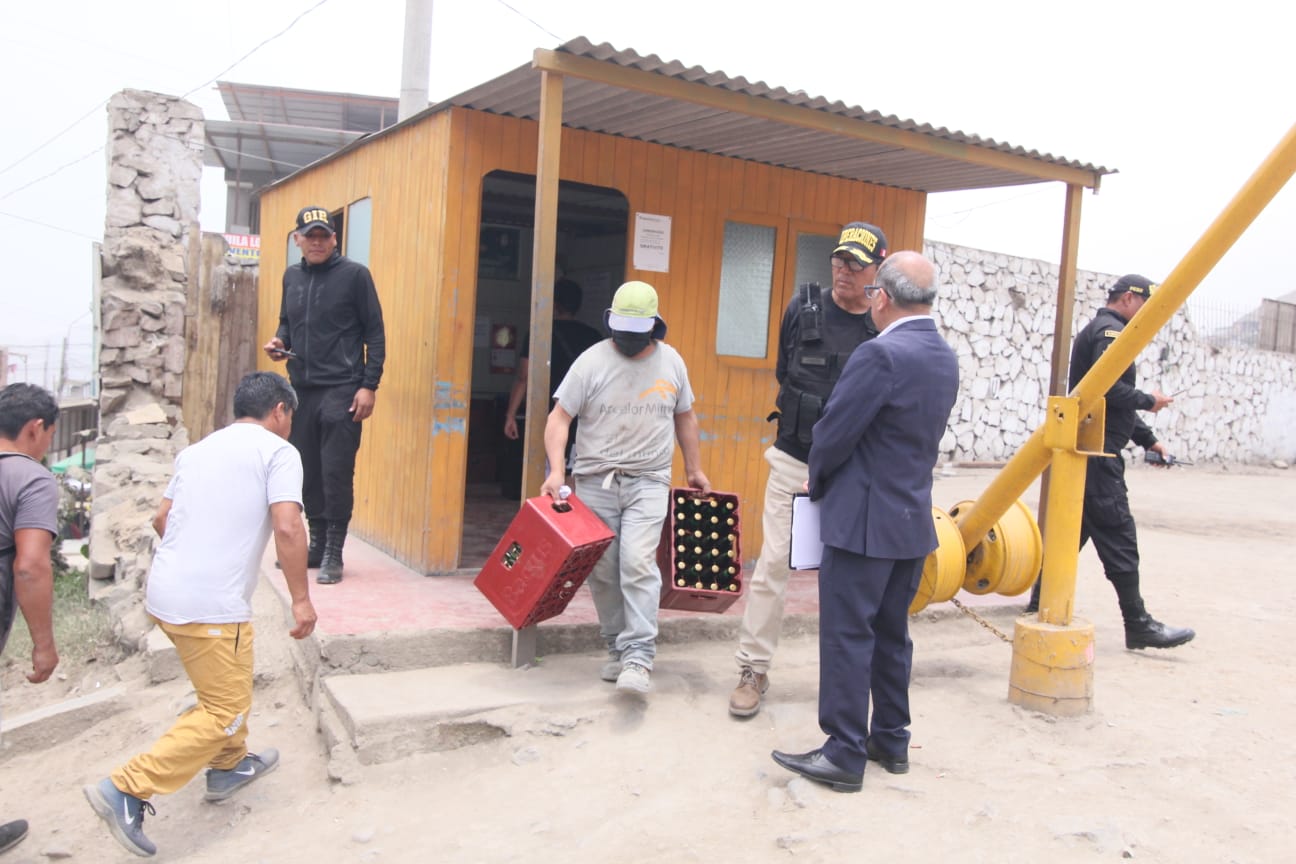 MUNICIPALIDAD DE COMAS RETIRA A TRAFICANTES DE NICHOS EN EL CEMENTERIO LUZ ETERNA DE COLLIQUE