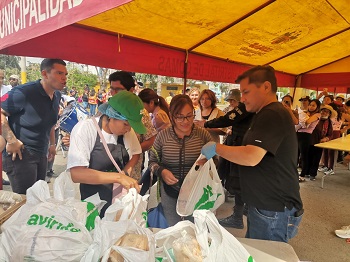 2,500 FAMILIAS VULNERABLES SE BENEFICIARON CON LA VENTA DE POLLO EN EL PARQUE MANHATTAN – COMAS 