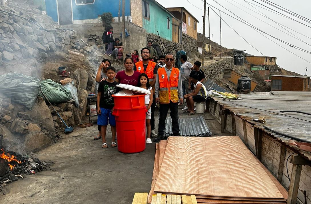 DOS FAMILIAS QUE PERDIERON TODO EN INCENDIO RECIBEN AYUDA HUMANITARIA DE LA MUNICIPALIDAD DE COMAS