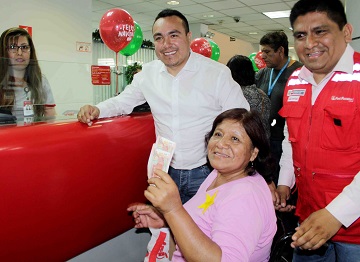 En feria de servicios públicos enseñan a personas con discapacidad a como acceder a programas sociales que brinda el estado a familiares y población en general.