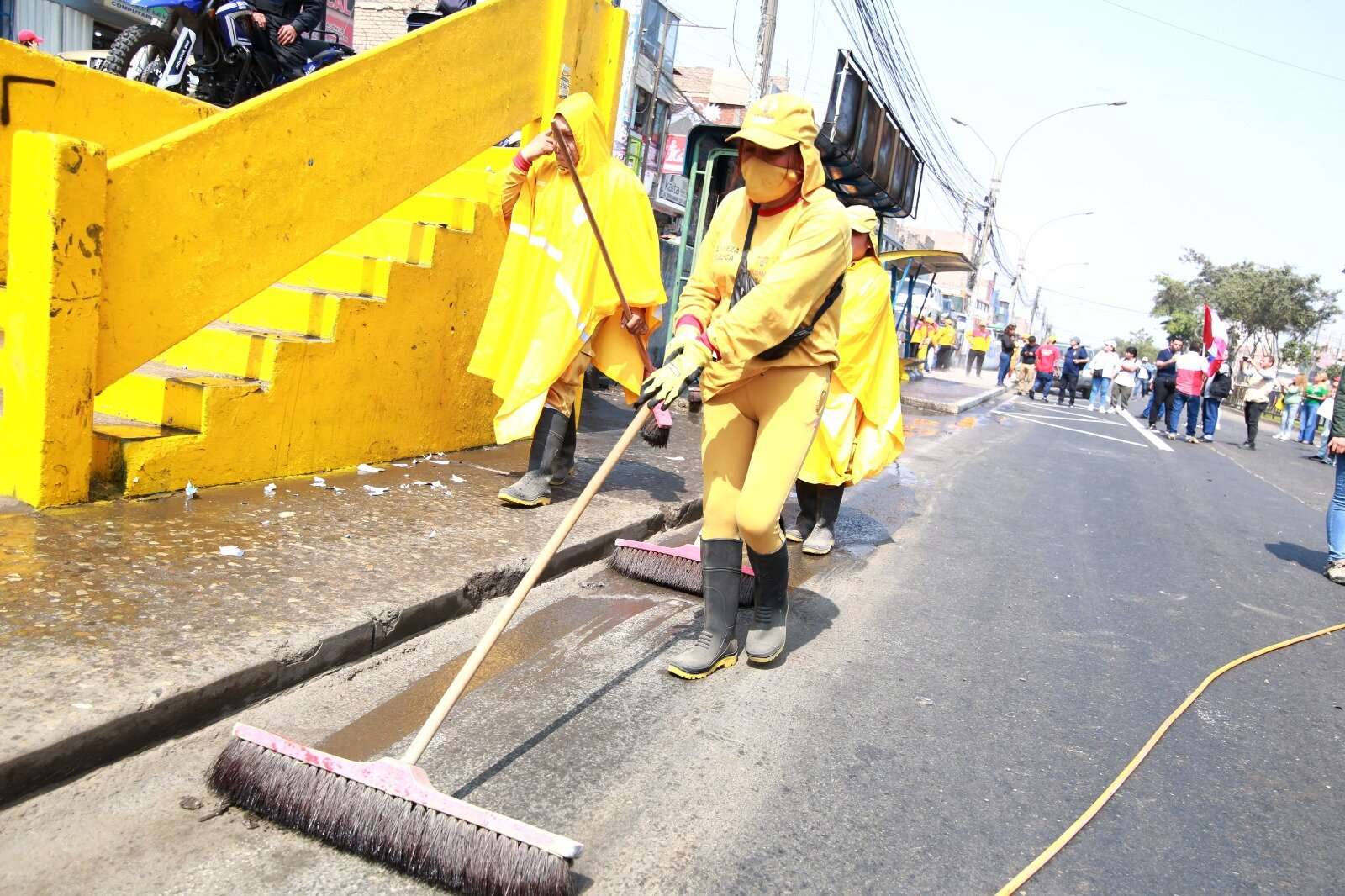 ALCALDE DE COMAS ULISES VILLEGAS PREPARA LA TÚPAC AMARU PARA EL GRAN DESFILE CÍVICO ESCOLAR