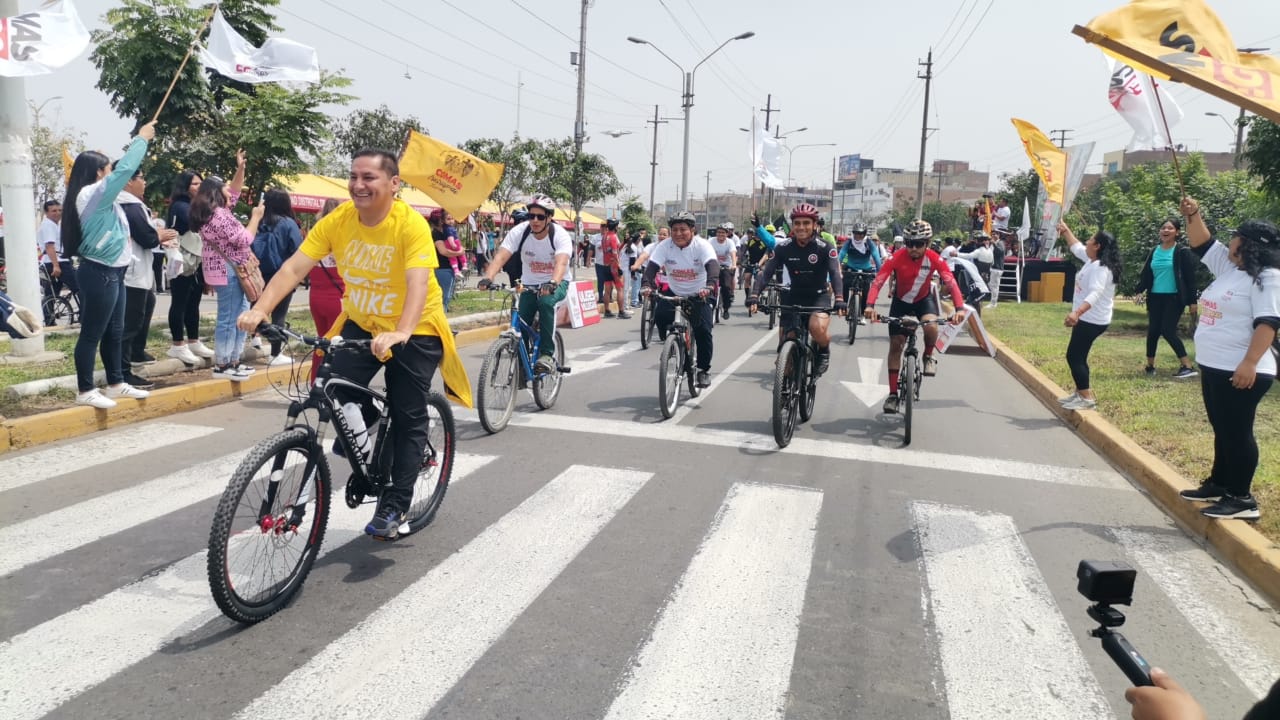 ALCALDE DE COMAS RECIBIÓ A CICLISTAS EXTRANJEROS Y MÁS DE MIL COMEÑOS QUE PARTICIPARON DE LA GRAN BICICLETEADA PARA CELEBRAR “EL DÍA MUNDIAL SIN AUTO”