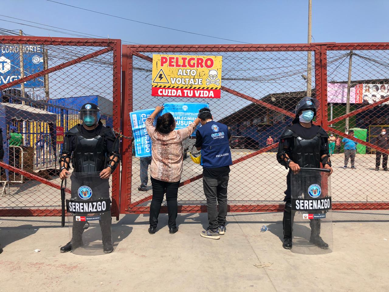 MUNICIPALIDAD DE COMAS INTERVIENE MERCADO MAYORISTA UNICACHI DE LA PANAMERICANA NORTE, COMERCIANTES NO RESPETABAN NORMAS SANITARIAS.