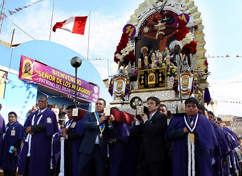 Cristo Moreno de Comas recibe homenaje de autoridades municipales y trabajadores.