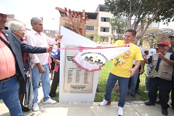 ALCALDE DE COMAS ENTREGO PARQUE A VECINOS DE AÑO NUEVO