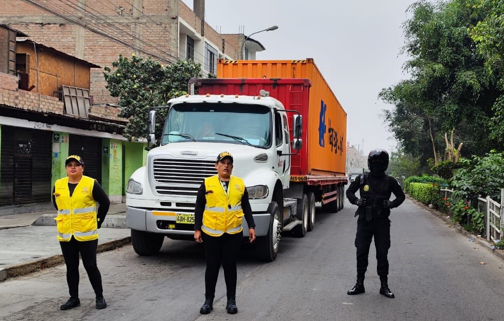 PNP Y TRÁNSITO MUNICIPAL MULTAN A 42 UNIDADES DE TRANSPORTE DE CARGA EN COMAS