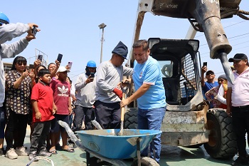 ALCALDE COLOCÓ PRIMERA PIEDRA PARA EL MEJORAMIENTO DE LA LOSA DEPORTIVA PUMACAHUA