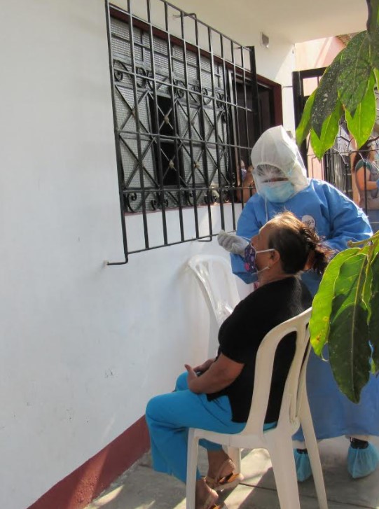 EN COMAS: PARAMÉDICOS, EJÉRCITO Y POLICÍA NACIONAL LIBRAN NUEVO COMBATE CONTRA PANDEMIA CASA POR CASA