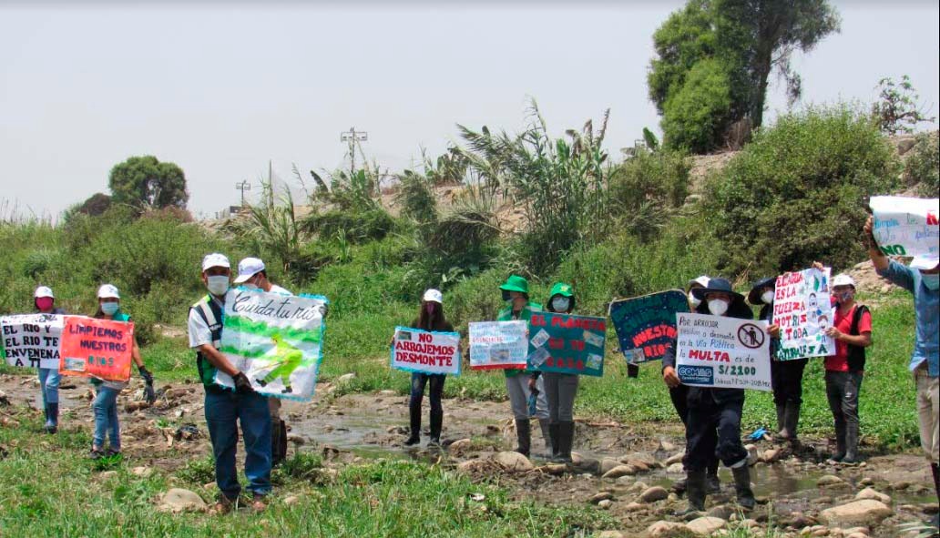 COMAS Y UNIVERSITARIOS UNEN FUERZAS Y ERRADICAN TONELADA DE PLÁSTICOS EN SÓLO VEINTE METROS CUADRADOS DE RIO CHILLÓN
