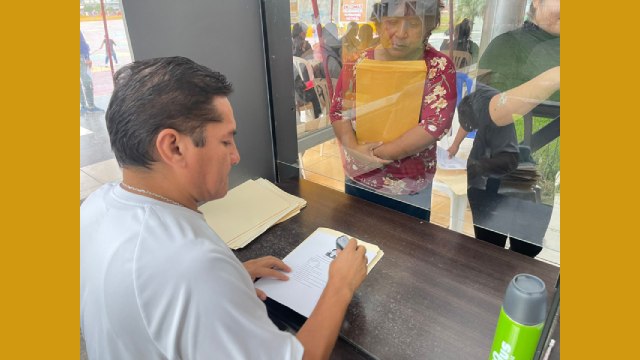 ALCALDE RECIBE CV DE JÓVENES PARA 100 DÍAS DE CHAMBA EN COMAS