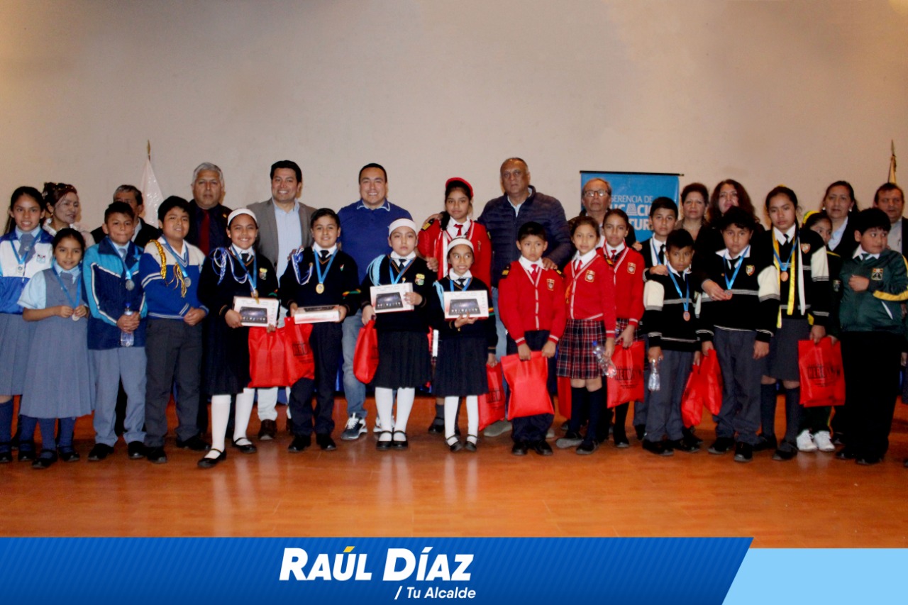Alumnos del “Santa Martha School” de nivel primaria ganadores del “Primer Concurso de debate y argumentación Escolar 2019” organizado por la Municipalidad de Comas