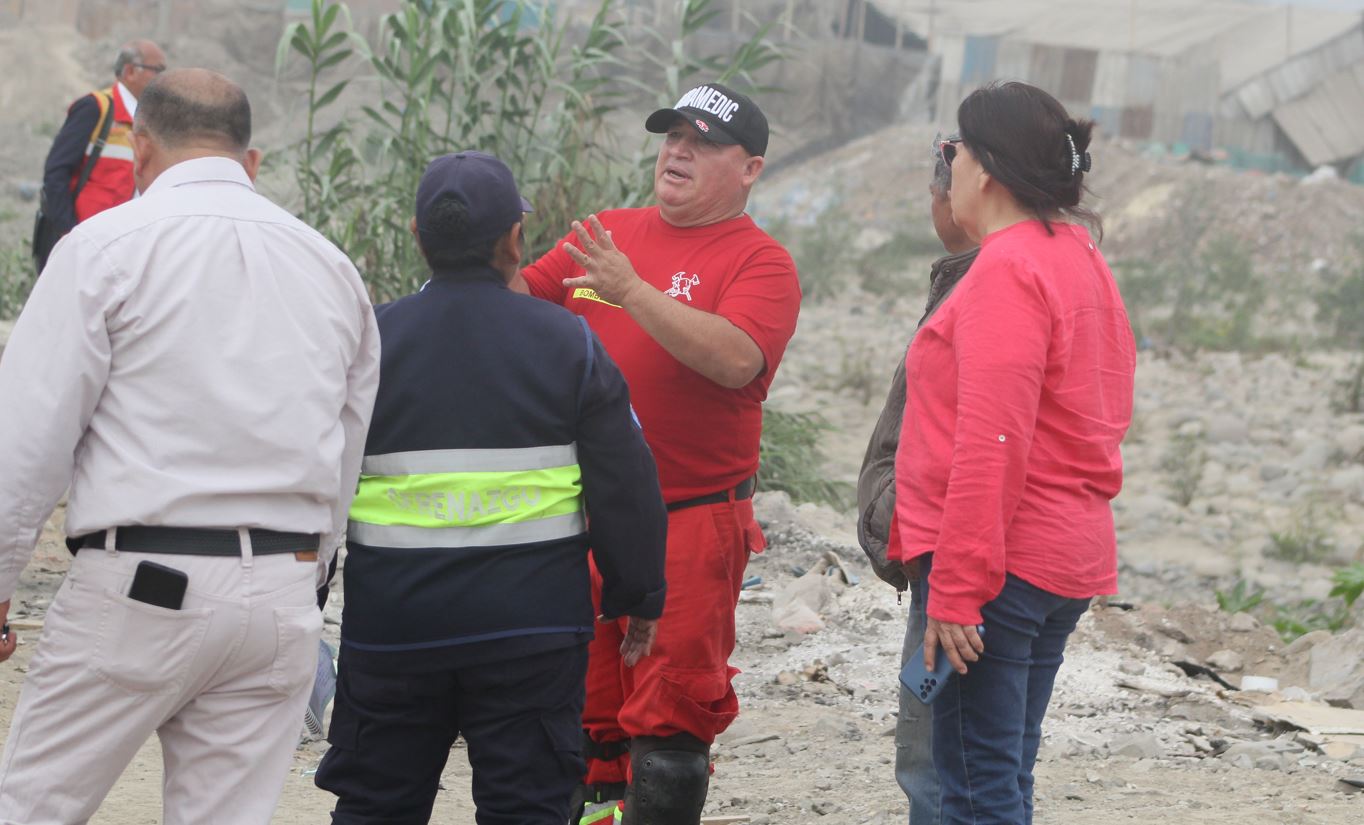 FUNCIONARIOS DE COMAS ALERTAN CRECIDA DEL RIO CHILLÓN E INICIAN TRABAJOS DE DESCOLMATACIÓN