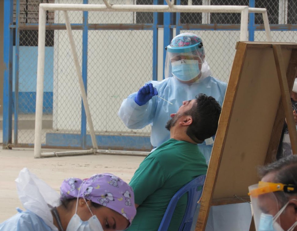 EN COMAS SIGUE LUCHA CONTRA PANDEMIA. ESTA VEZ EN COLEGIO VIGOTZKI DE TRAPICHE