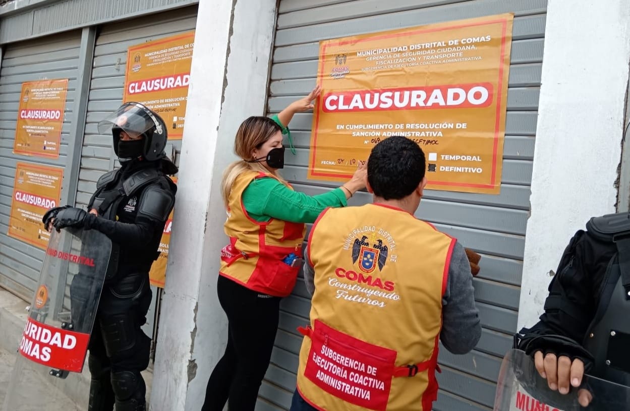 COLOCAN MUROS DE CONCRETO A BAR QUE TENÍA COMO FACHADA UNA CEBICHERÍA