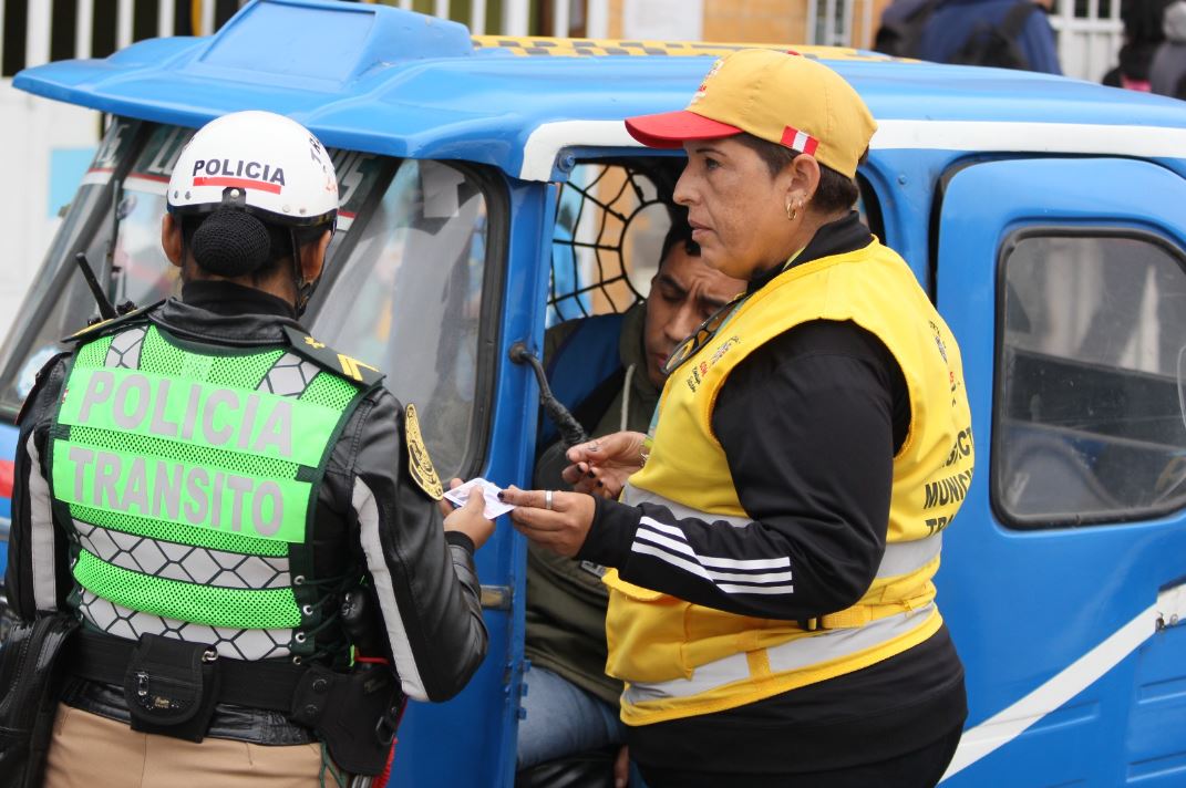 INTENSIFICAN OPERATIVOS DE TRÁNSITO Y TRANSPORTE EN COMAS