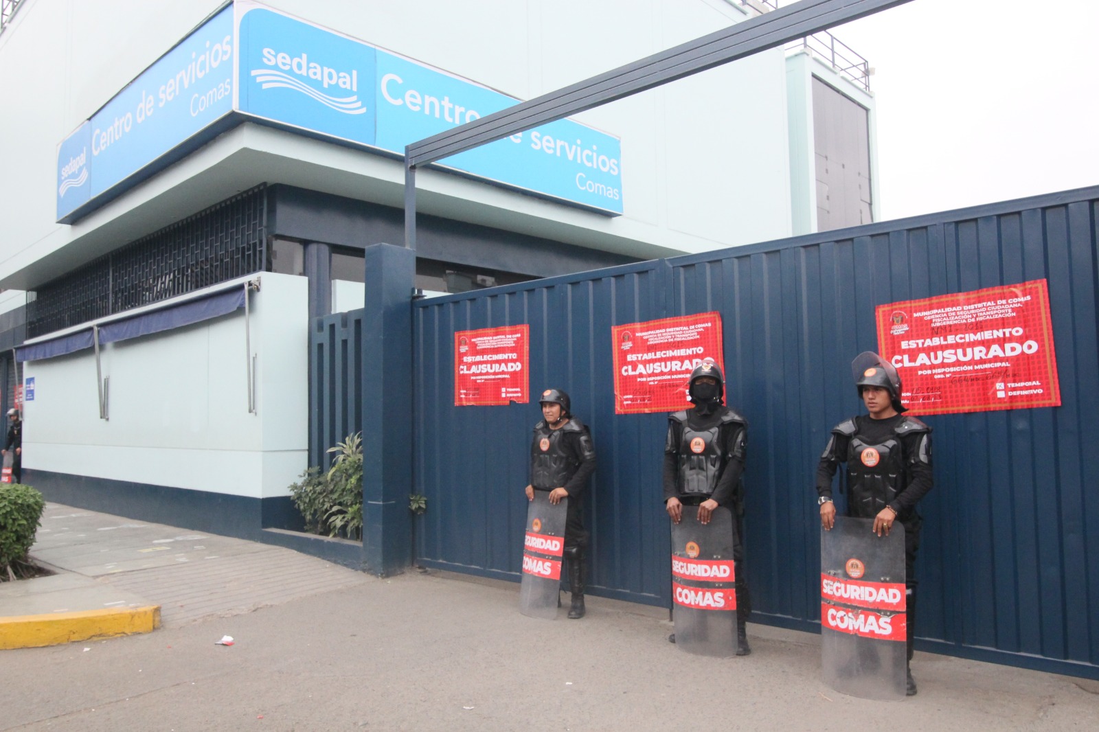 TRAS LA CLAUSURA  DE LAS OFICINAS DE SEDAPAL, LA ENTIDAD ESTATAL CORTÓ EL SERVICIO DE AGUA A LA MUNICIPALIDAD DE COMAS