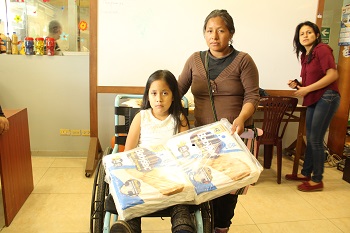 Niño con parálisis cerebral dona silla de ruedas a niña que no podía caminar