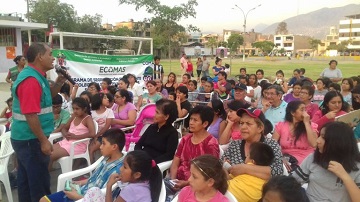 En campaña de educación ambiental enseñan a vecinos a reciclar.