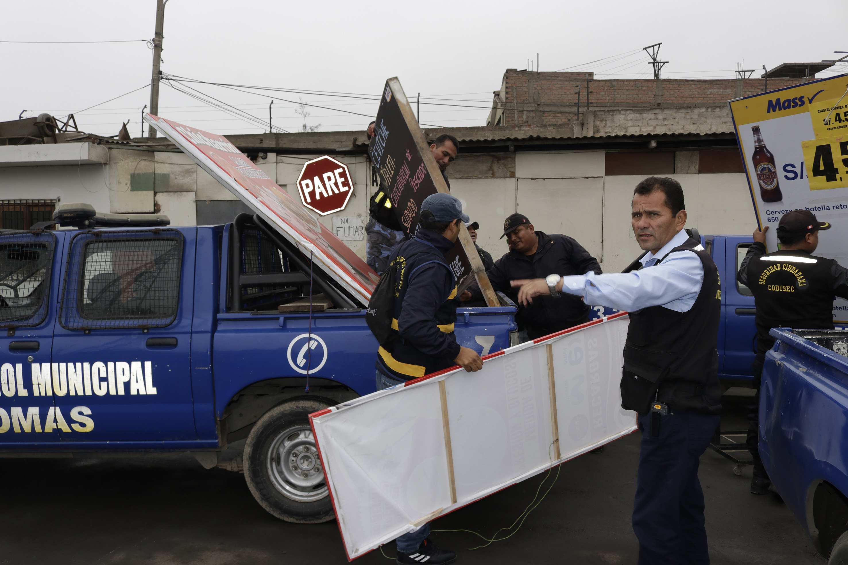 MUNICIPALIDAD DE COMAS REALIZA OPERATIVO DE DESCONTAMINACIÓN VISUAL