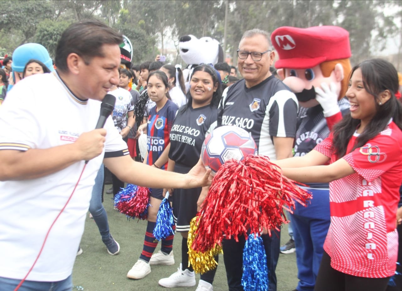 ULISES VILLLEGAS Y MIL ESCOLARES EN LAS OLIMPIADAS CRUZSAQUINOS