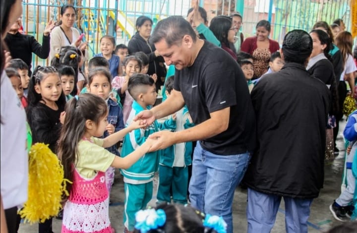 ULISES VILLEGAS CELEBRÓ EL 56 ANIVERSARIO DEL COLEGIO INICIAL LA LIBERTAD