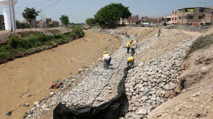 Ante cercanía de lluvias en la sierra, preparan a pobladores que viven en riberas de rio Chillón para evitar inundaciones con derrumbes de viviendas y pérdidas de vidas humana.