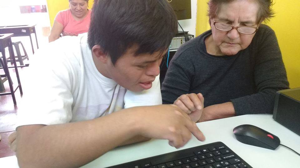Municipalidad de Comas dicta curso gratuito de computación a jóvenes con habilidades especiales.