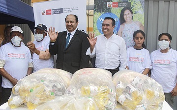 Alcalde de Comas, Raúl Diaz, hizo entrega de canastas a pacientes de Tuberculosis.